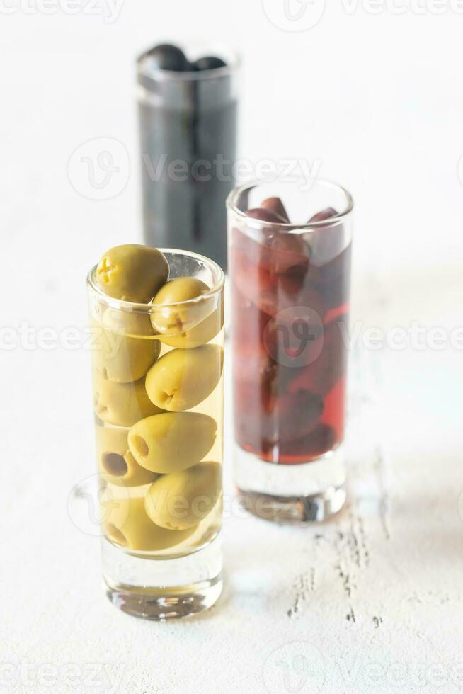 sortiment av tre sorters oliver i glas foto