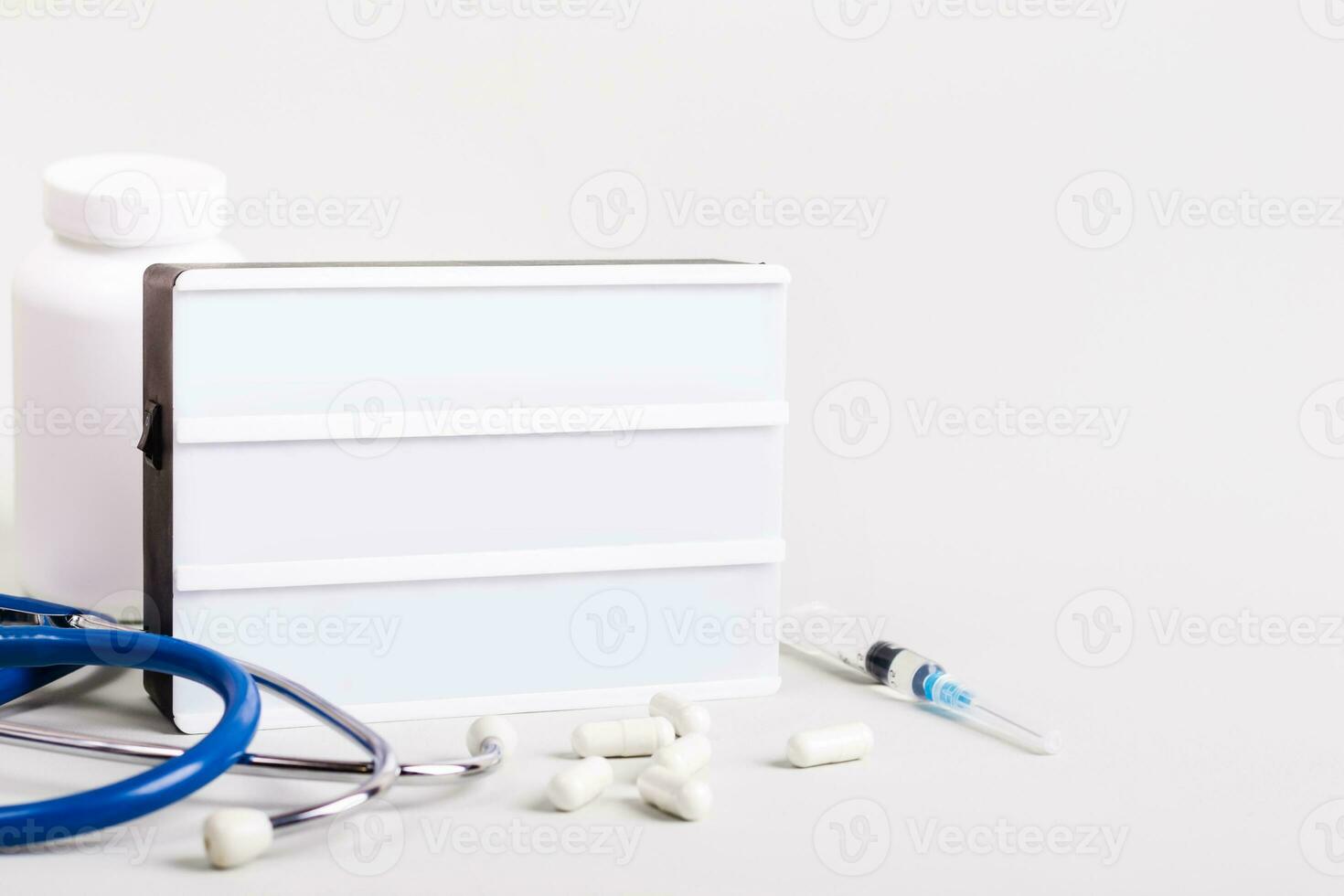 lightboard med kopia Plats, stetoskop, piller och sprutor. medicin behandling begrepp foto