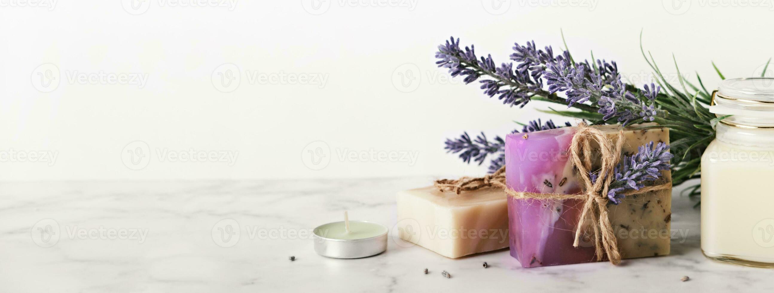 baner med lavendel- kosmetika Produkter och plats för text. Hem kropp hud vård, spa miljö foto