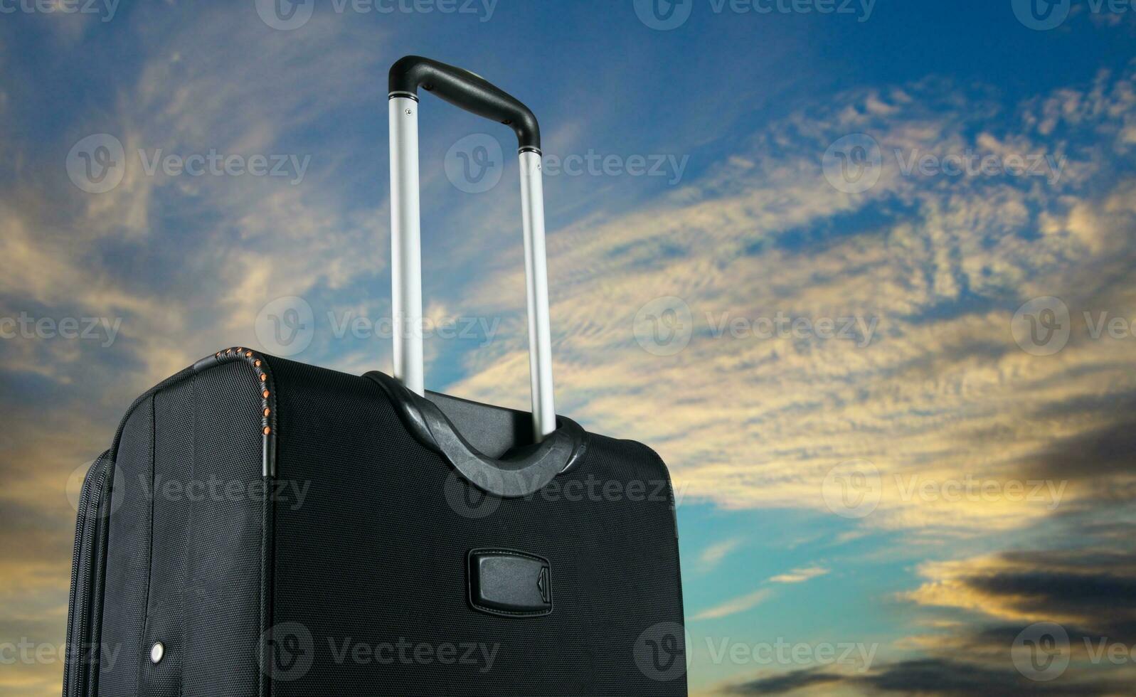 resväska med de himmel. resa begrepp foto