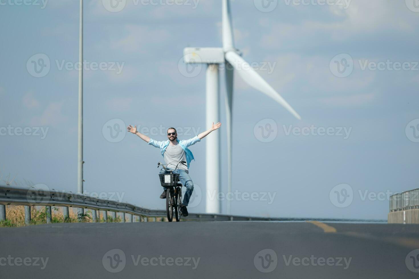 bak- se av en ung kvinna ridning en cykel på de väg foto