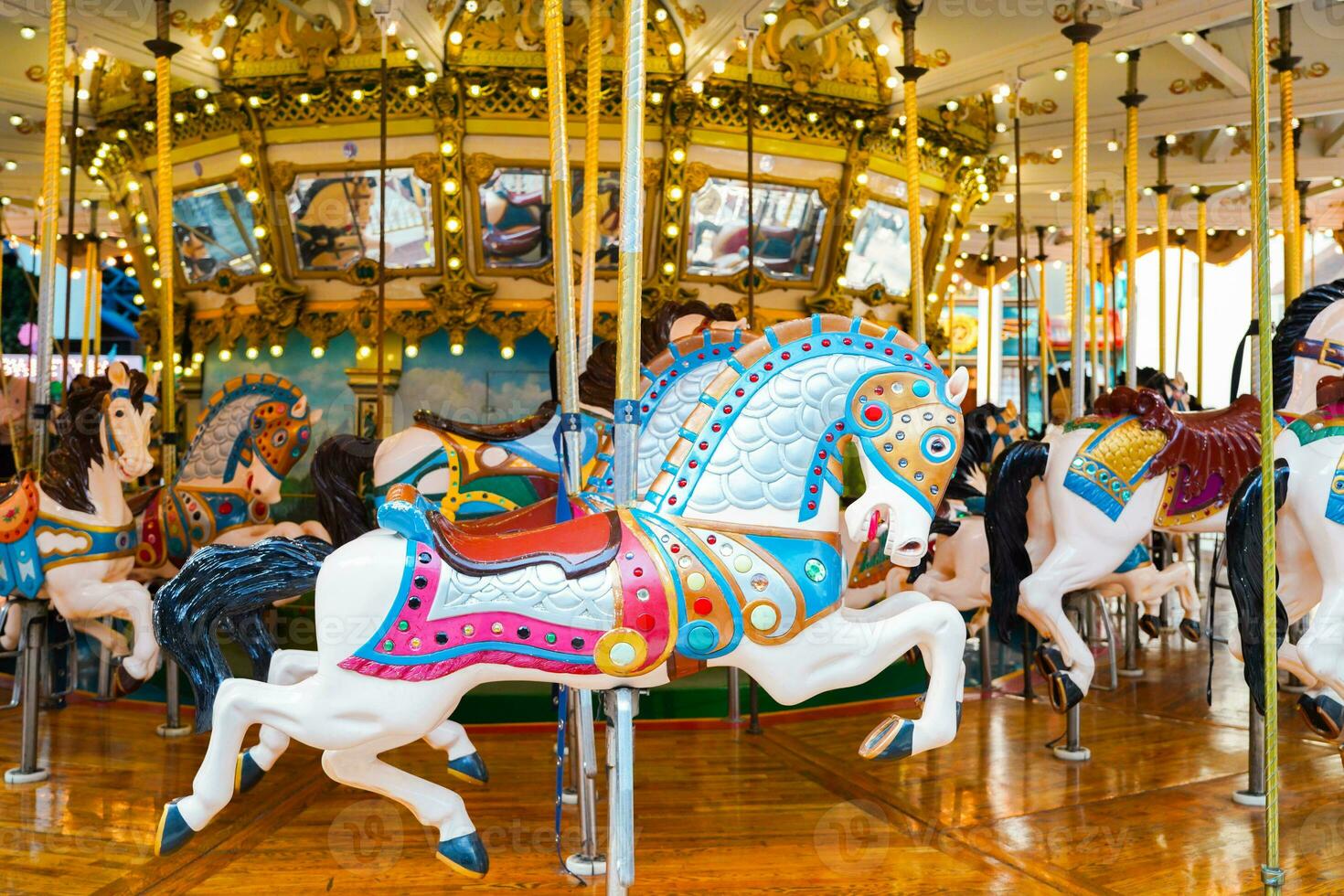 karusell i nöje parkera. hästar på en traditionell fairground årgång karusell. foto