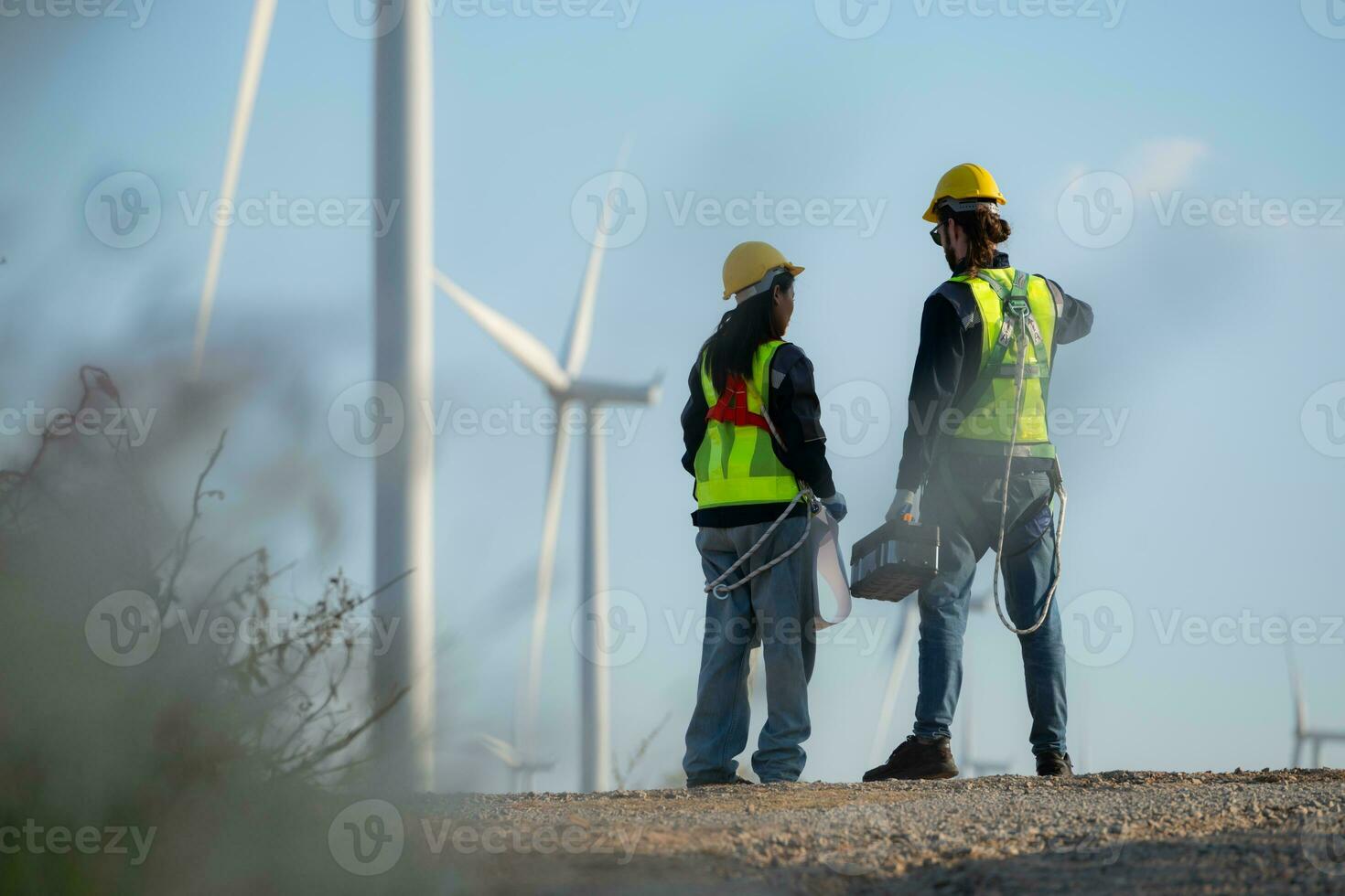 ingenjör och arbetstagare diskuterar på en vind turbin bruka med ritningar foto