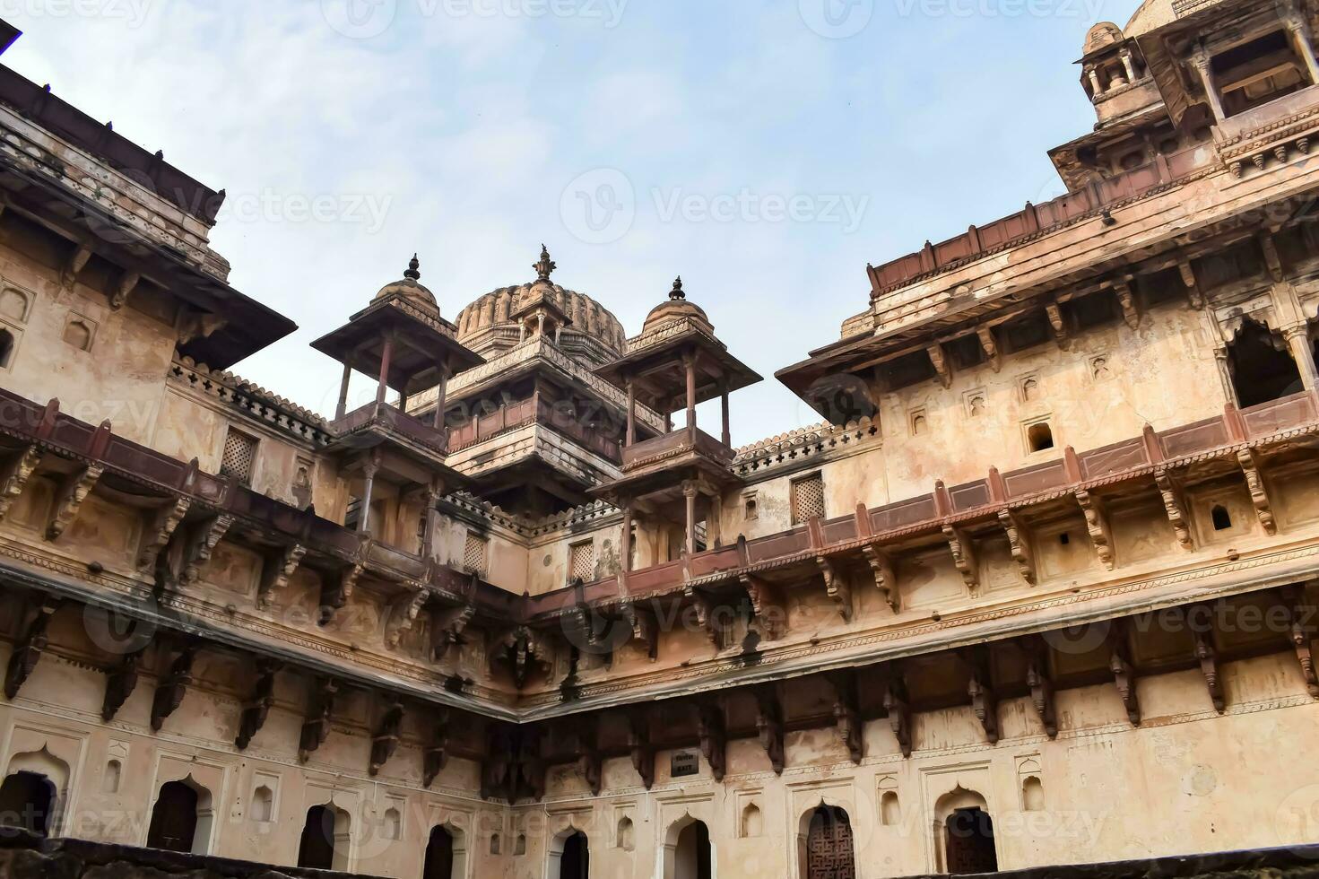 skön se av orchha palats fort, raja mahal och chaturbhuj tempel från jahangir mahal, orchha, madhya Pradesh, jahangir mahal orchha fort i orchha, madhya Pradesh, indisk arkeologisk webbplatser foto