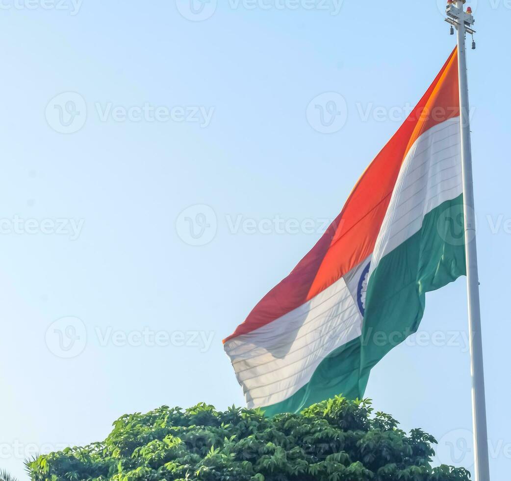 Indien flagga vajar högt på connaught plats med stolthet över blå himmel, Indien flagga vajar, indiska flaggan på självständighetsdagen och republikens dag i Indien, tilt up shot, viftande indiska flaggan, har ghar tiranga foto