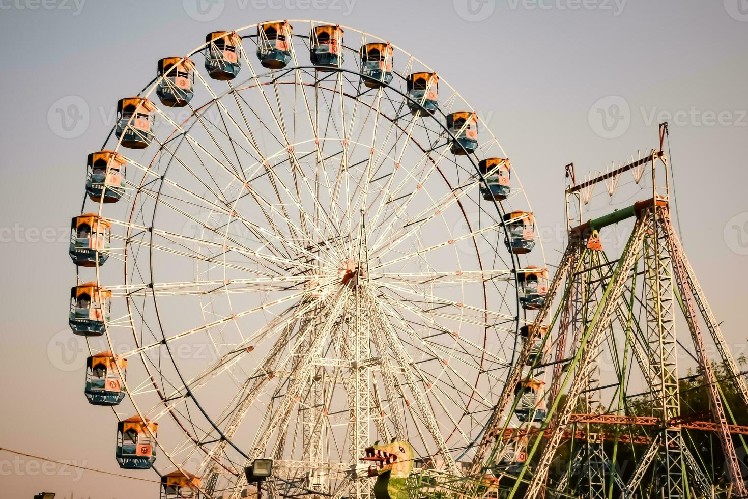 närbild av flerfärgad jätte hjul under Dussehra mela i delhi, Indien. botten se av jätte hjul gunga. pariserhjul med färgrik hytter under dag tid. foto