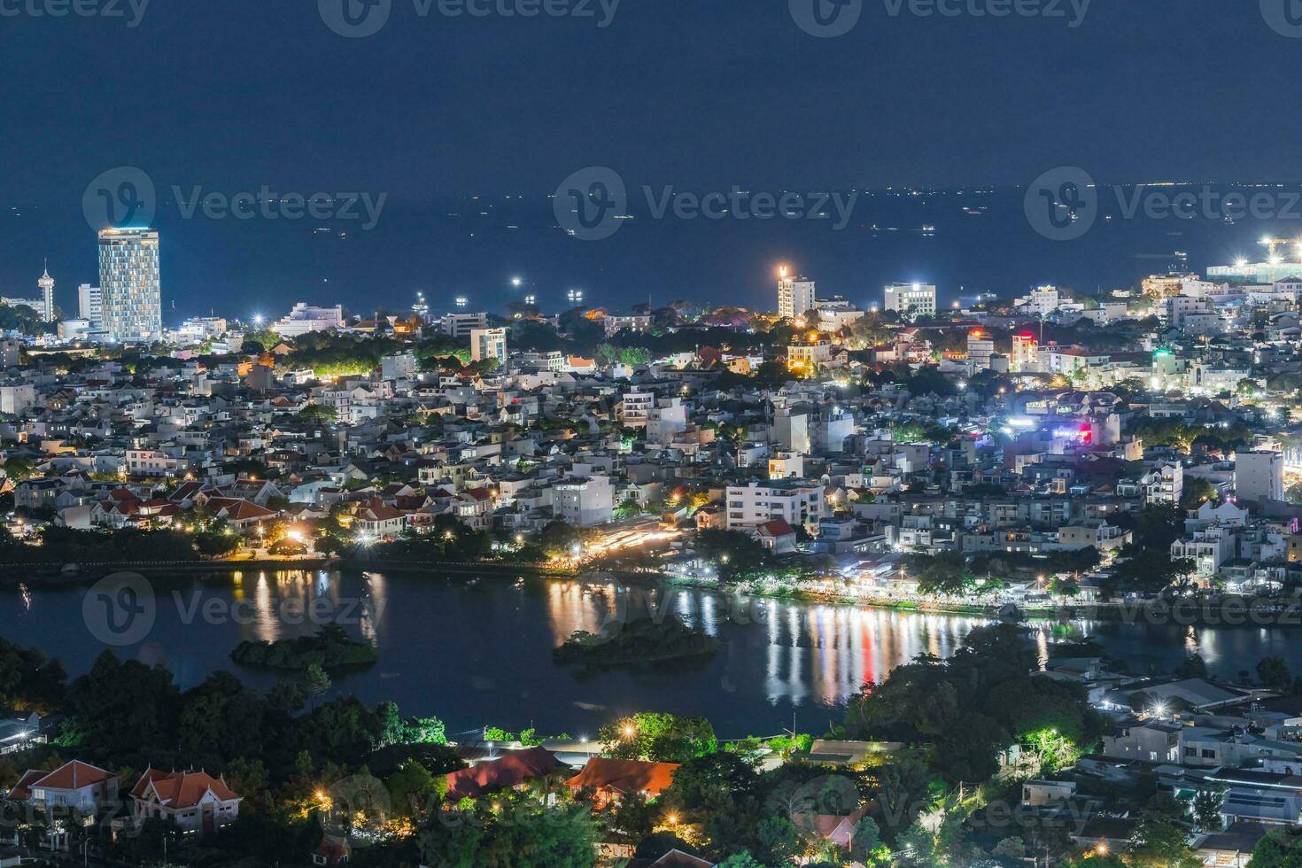 natt i vung tau stad och kust, vietnam. vung tau är en känd kust stad i de söder av vietnam foto