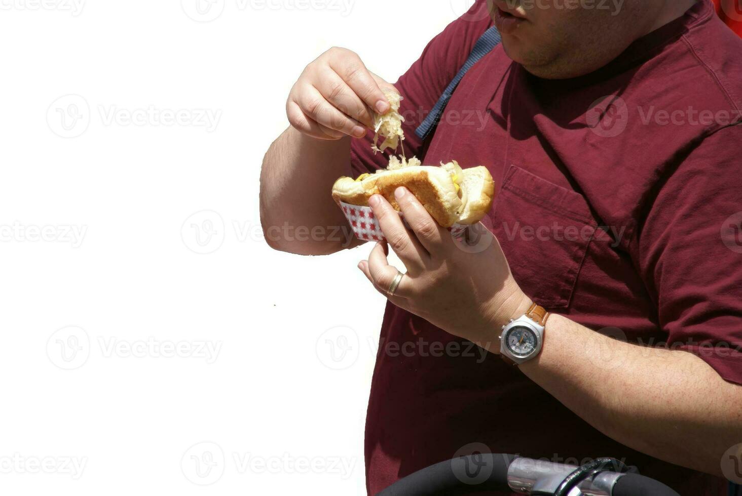 stor man äter varm hund och surkål foto