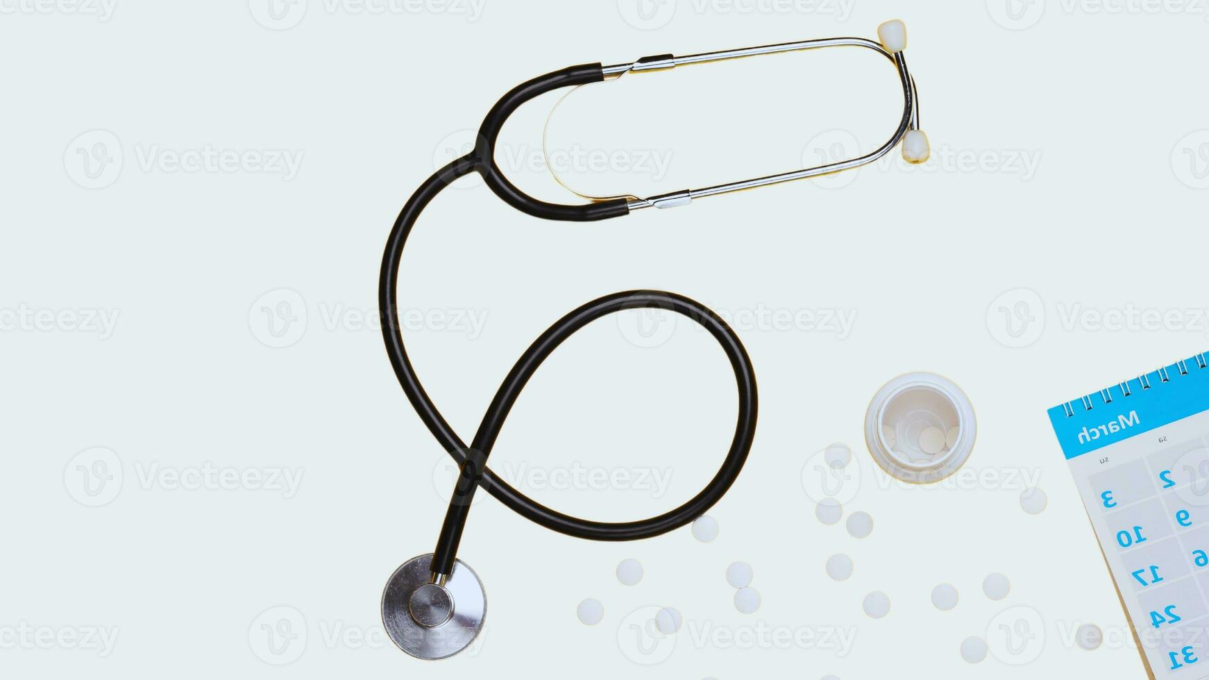 isolerat stetoskop på vit bakgrund, medicinsk Utrustning begrepp foto