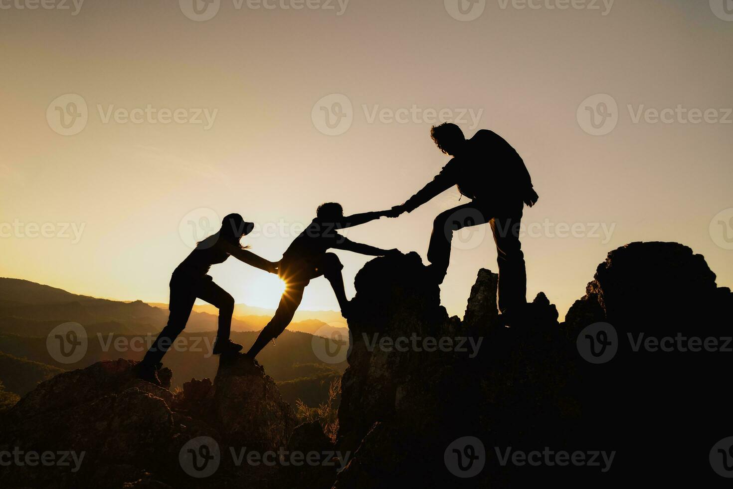 silhuett av lagarbete av tre vandrare portion varje Övrig på topp av berg klättrande team. lagarbete vänskap vandring hjälp varje Övrig förtroende bistånd silhuett i berg, soluppgång. foto