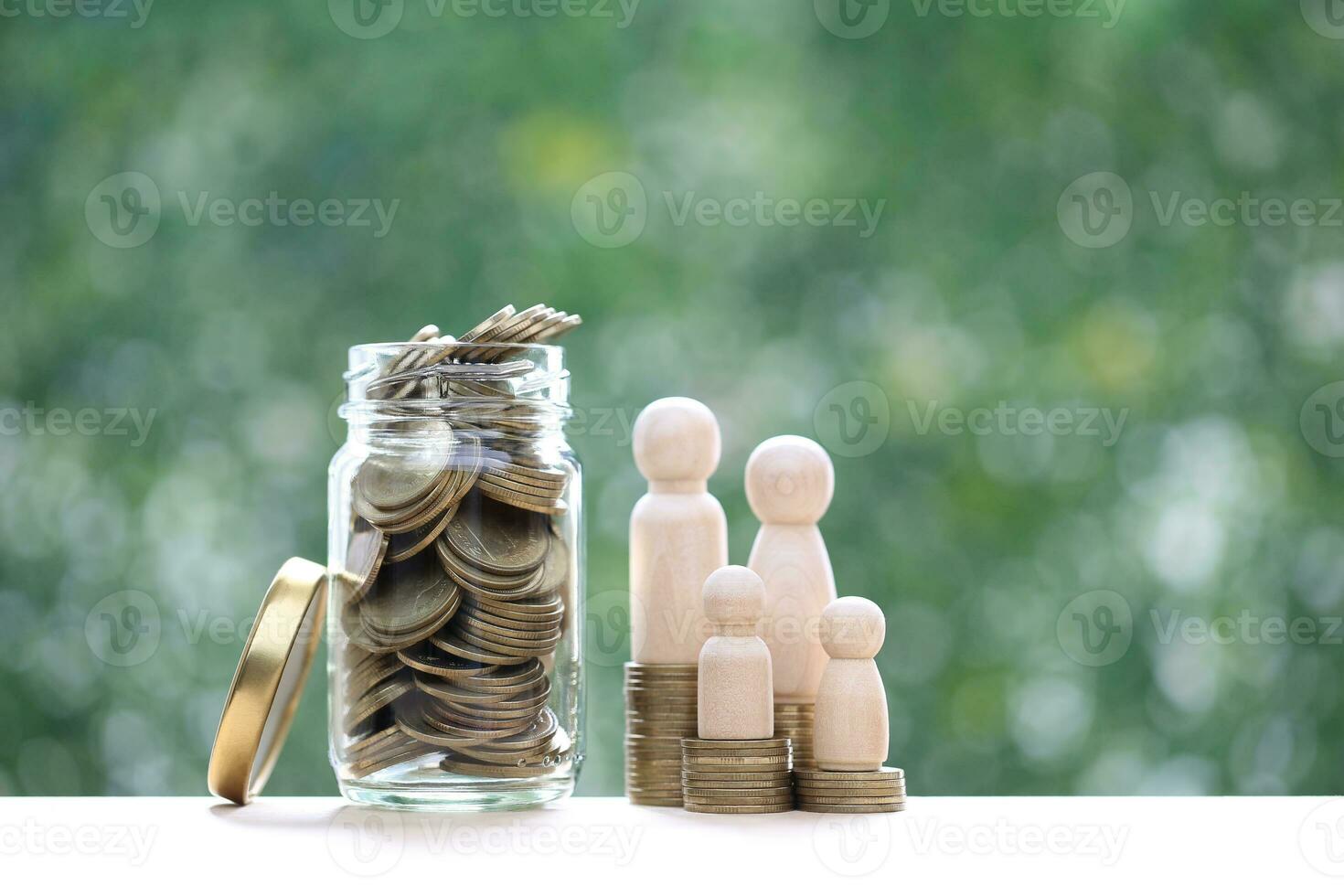 modell familj och stack av mynt pengar i de glas flaska på naturlig grön bakgrund, spara pengar för förbereda i framtida och familj finansiera begrepp foto