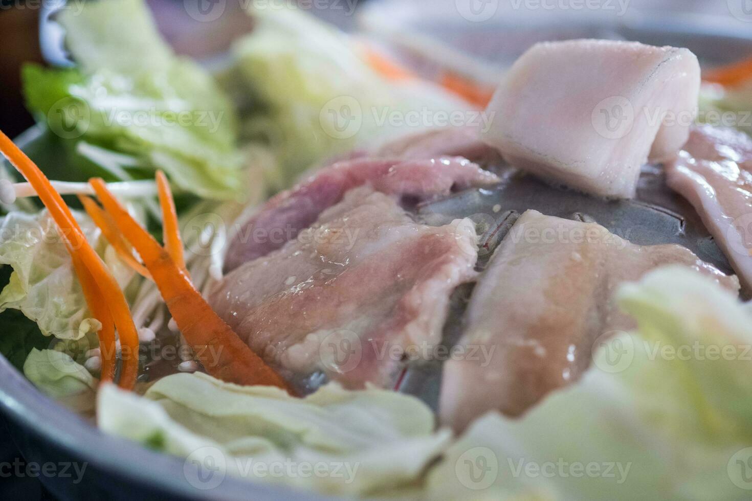 thai mat ring upp mookata. olika av kött och vegetabiliska laga mat på de varm panorera foto