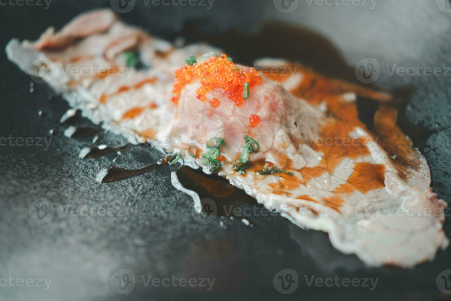 grillad sushi wagyu nötkött med shoyu sås på topp med ebiko räka ägg. foto