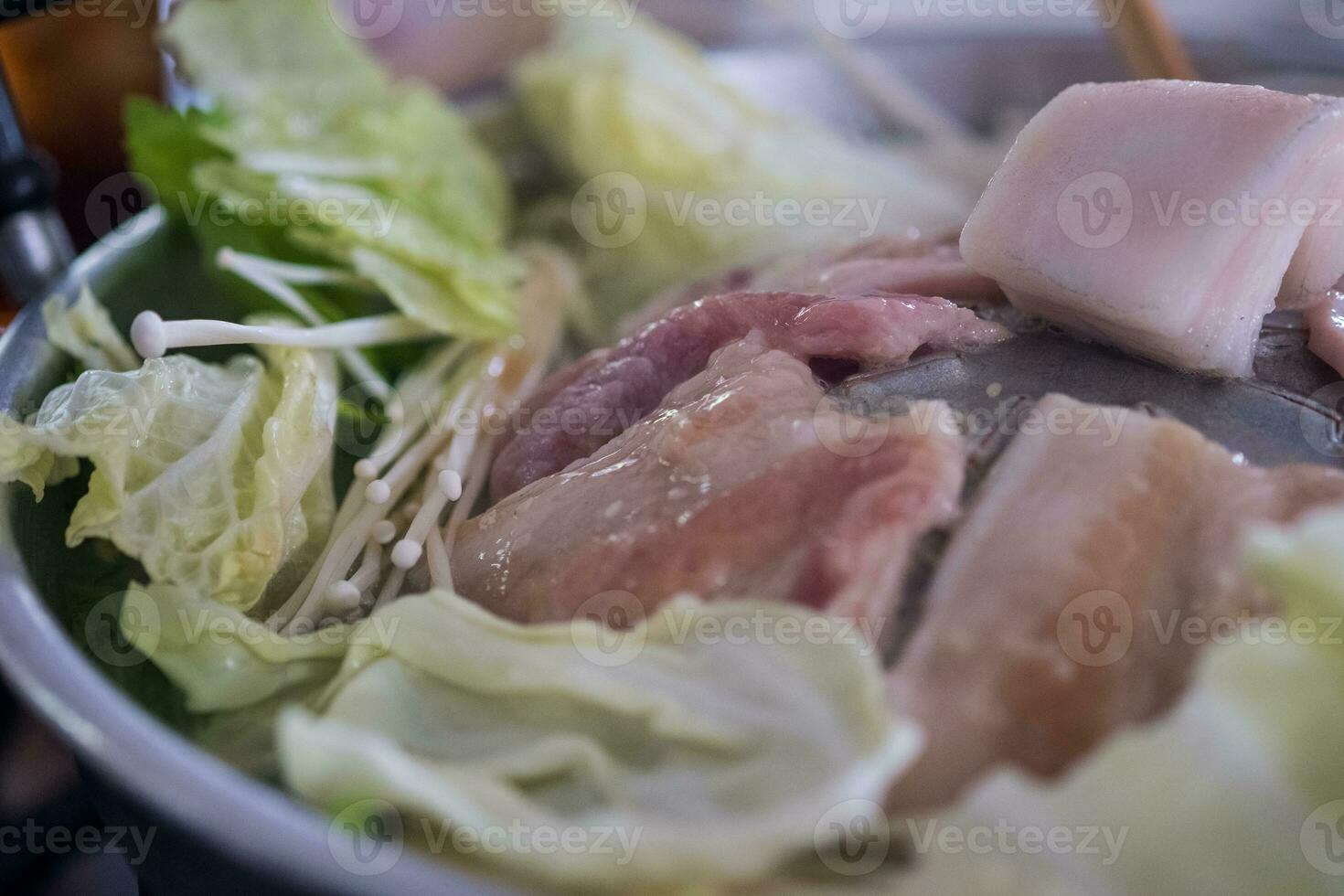 thai allmänning buffé, grill fläsk eller utegrill på varm panorera foto