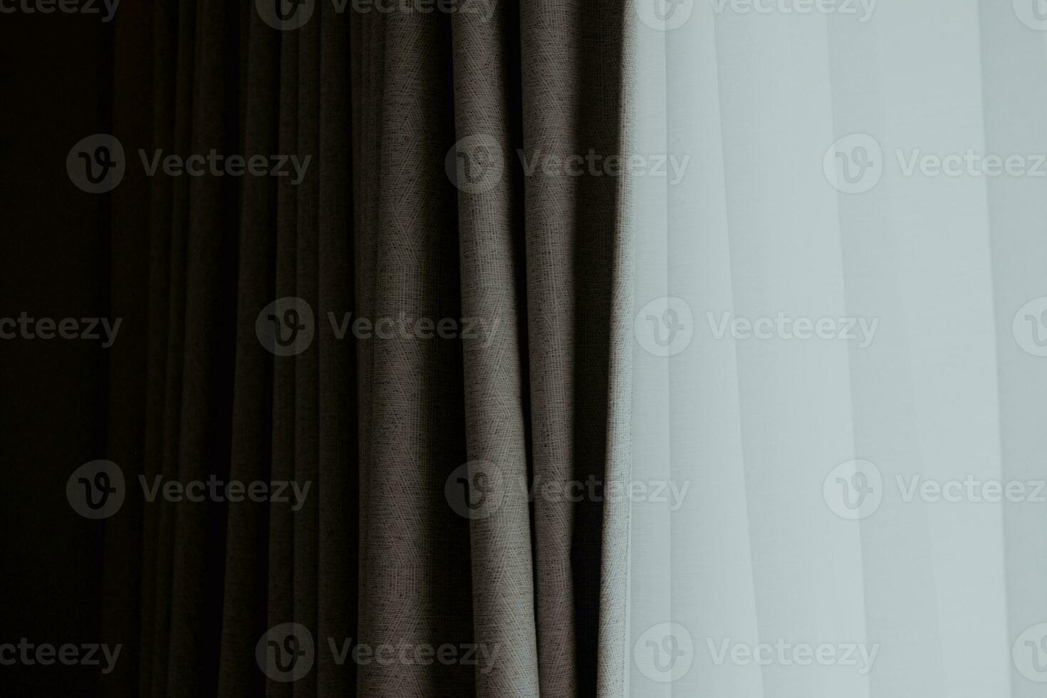 rum fönster med vit och grå gardiner foto