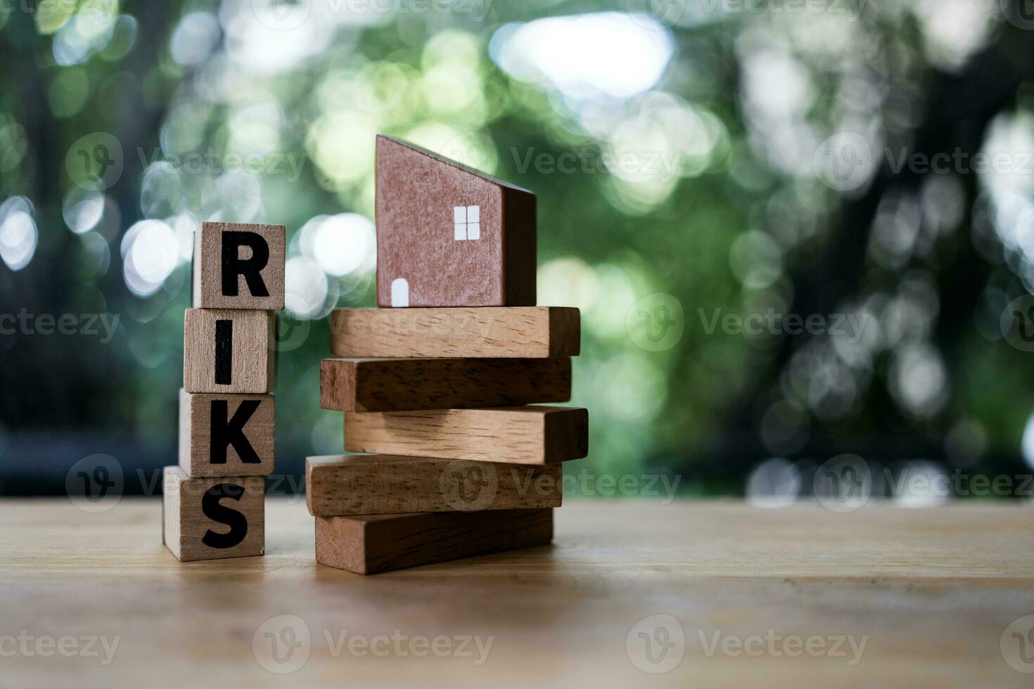 trä torn blockera av risk förvaltning med kopia Plats, avskärmning och konkurs begrepp. foto