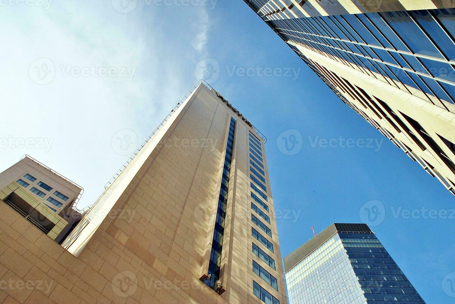 abstrakt närbild av de glasklädd Fasad av en modern byggnad täckt i reflekterande tallrik glas. arkitektur abstrakt bakgrund. glas vägg och Fasad detalj. foto