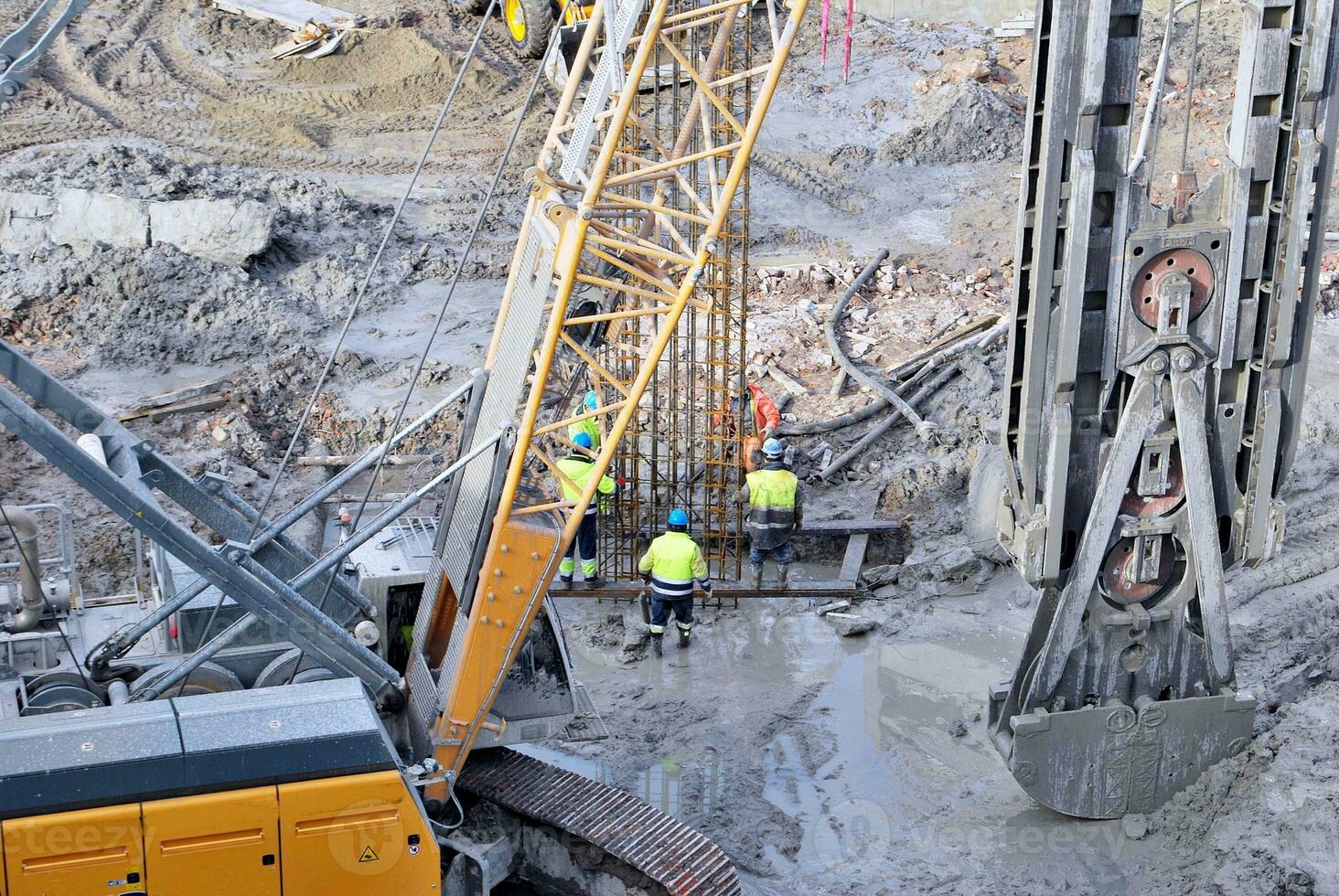 hög stiga byggnad under konstruktion. installation av glas Fasad paneler på en förstärkt betong strukturera. foto