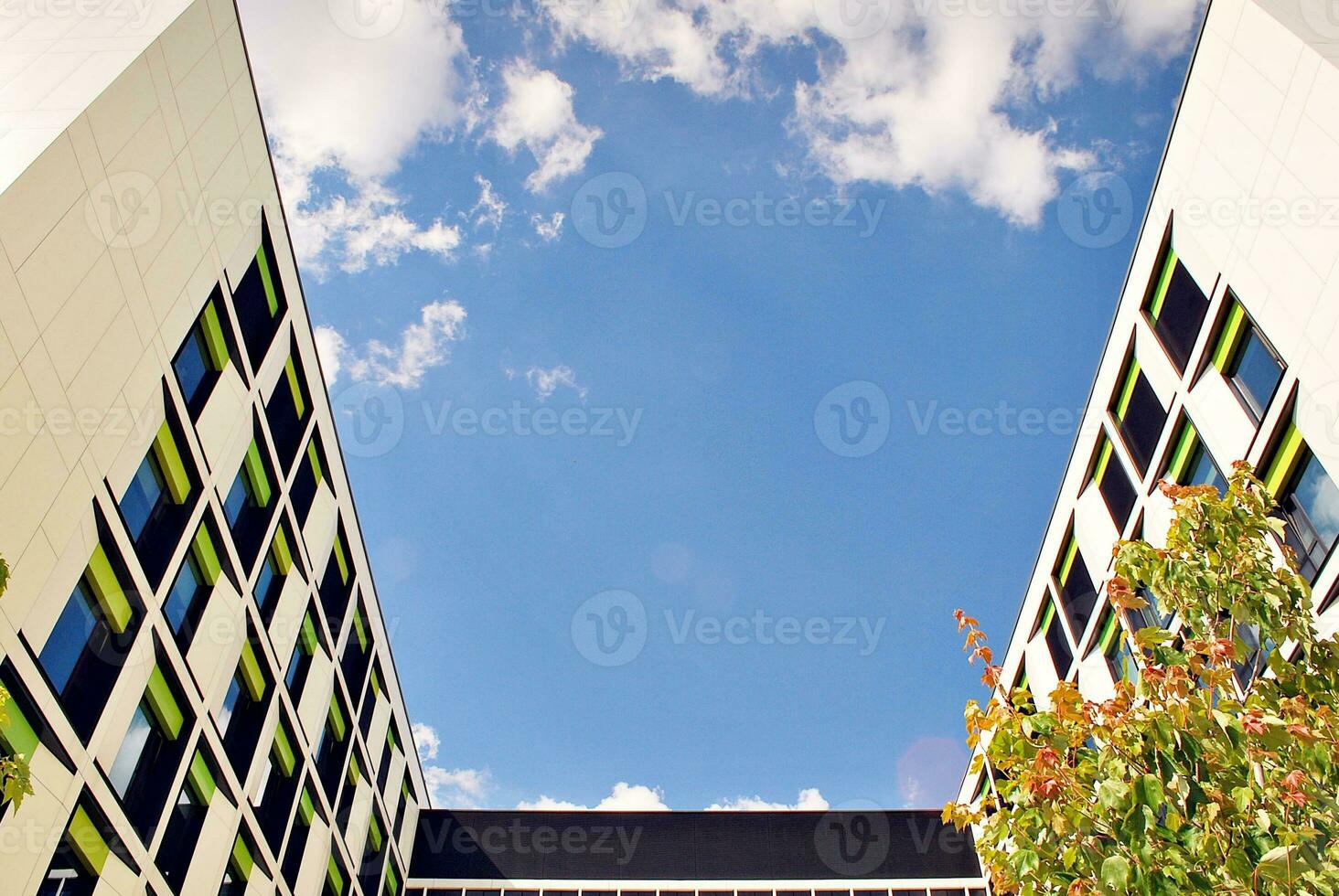 abstrakt närbild av de glasklädd Fasad av en modern byggnad täckt i reflekterande tallrik glas. arkitektur abstrakt bakgrund. glas vägg och Fasad detalj. foto