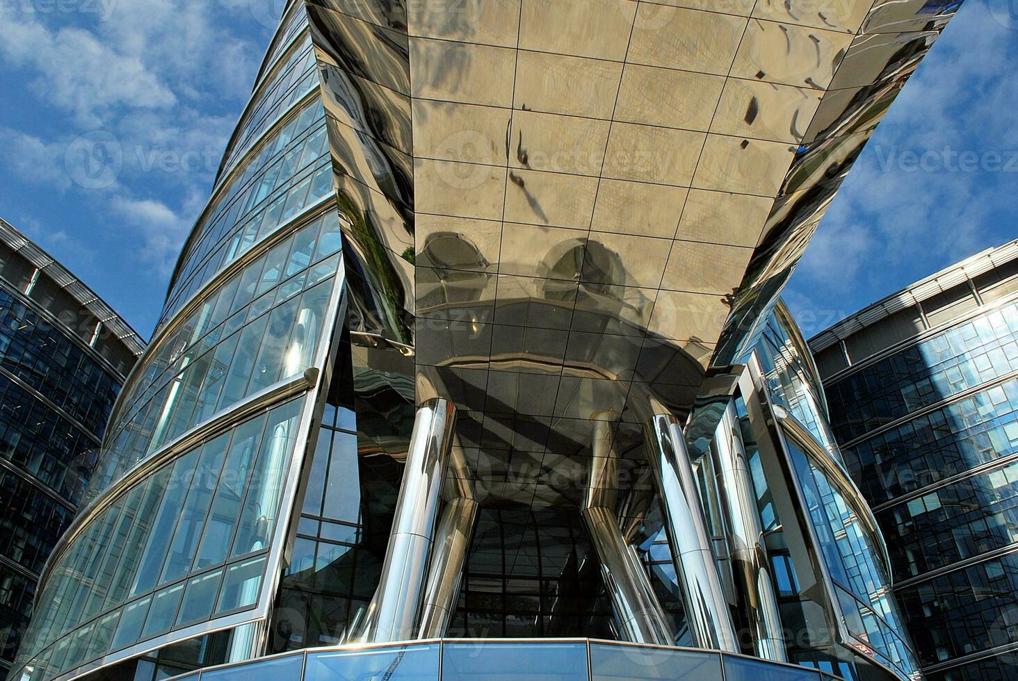 glas byggnad med transparent Fasad av de byggnad och blå himmel. strukturell glas vägg reflekterande blå himmel. abstrakt modern arkitektur fragment. samtida arkitektonisk bakgrund. foto