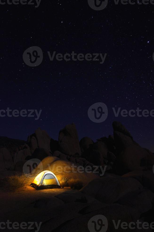 camping på natten i Joshua Tree Park foto
