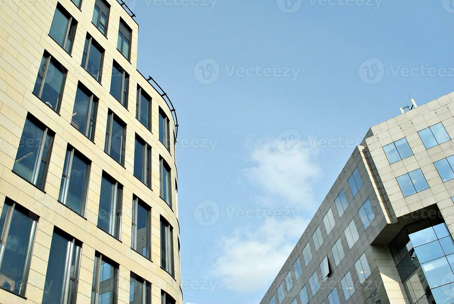 abstrakt närbild av de glasklädd Fasad av en modern byggnad täckt i reflekterande tallrik glas. arkitektur abstrakt bakgrund. glas vägg och Fasad detalj. foto