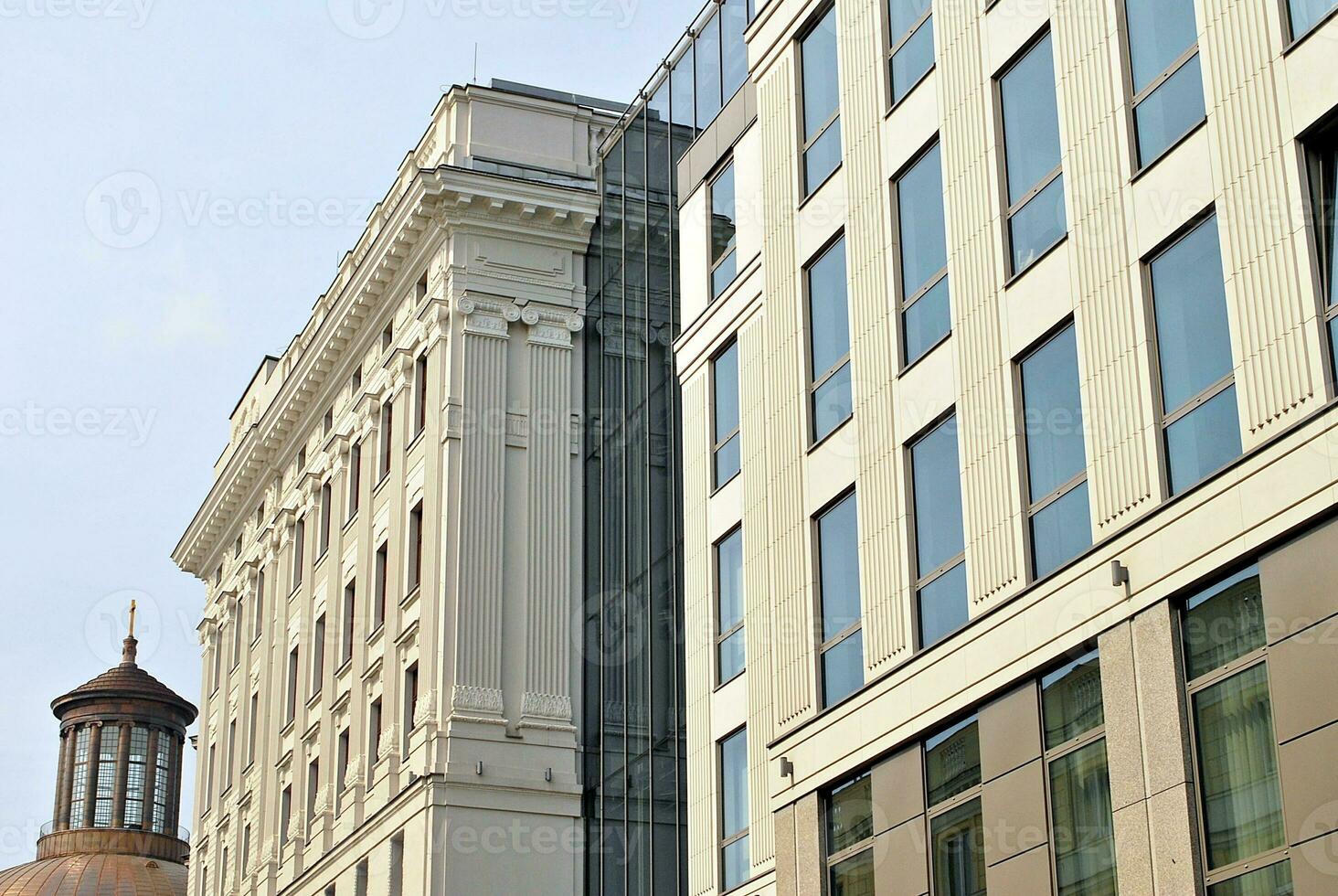 abstrakt närbild av de glasklädd Fasad av en modern byggnad täckt i reflekterande tallrik glas. arkitektur abstrakt bakgrund. glas vägg och Fasad detalj. foto