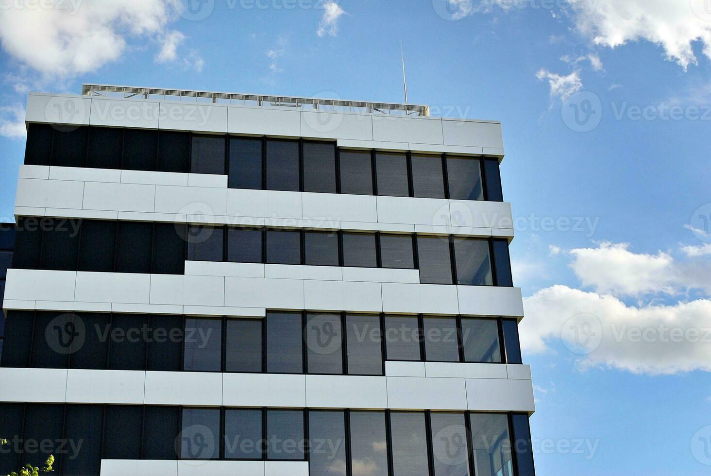 abstrakt närbild av de glasklädd Fasad av en modern byggnad täckt i reflekterande tallrik glas. arkitektur abstrakt bakgrund. glas vägg och Fasad detalj. foto