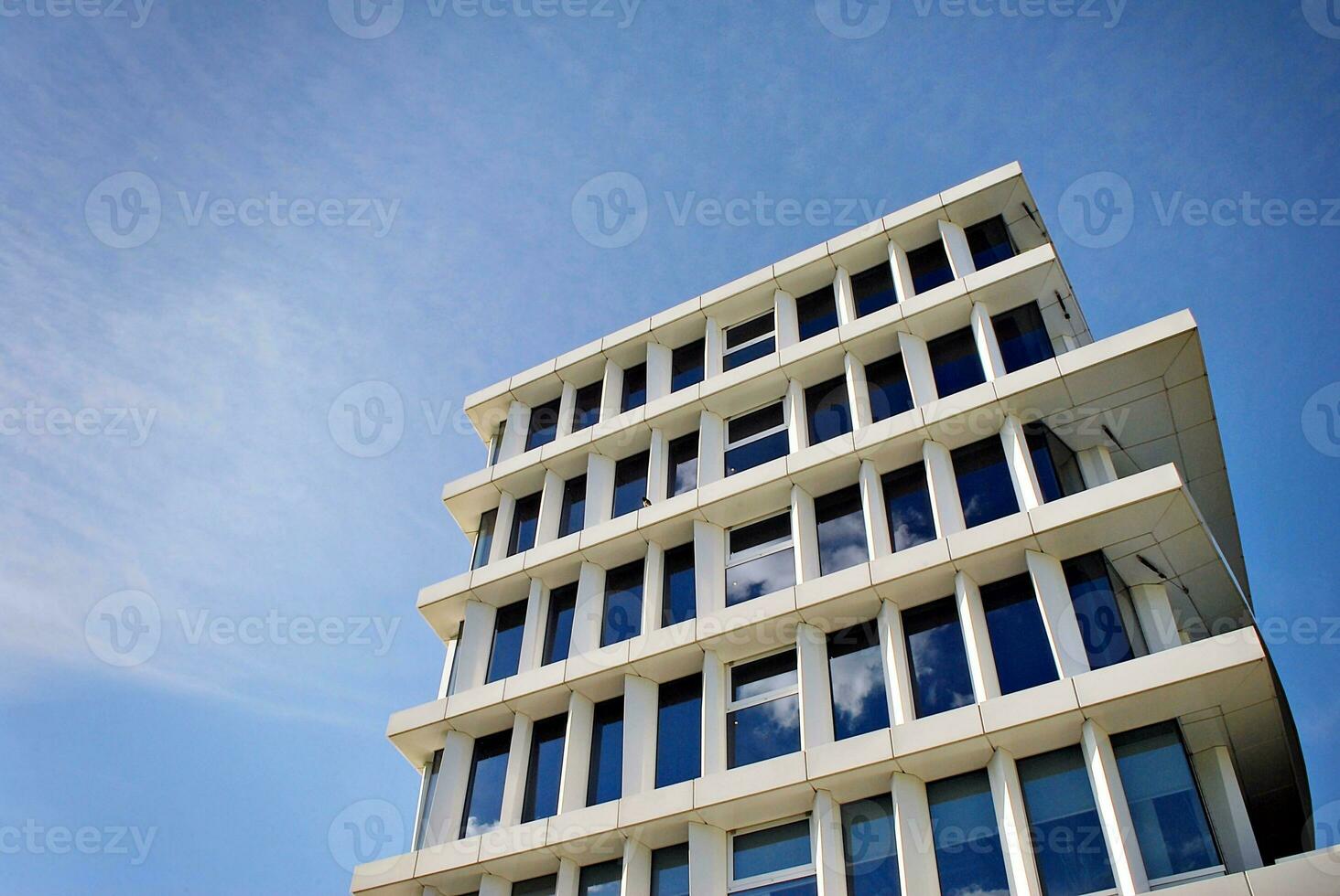 abstrakt närbild av de glasklädd Fasad av en modern byggnad täckt i reflekterande tallrik glas. arkitektur abstrakt bakgrund. glas vägg och Fasad detalj. foto