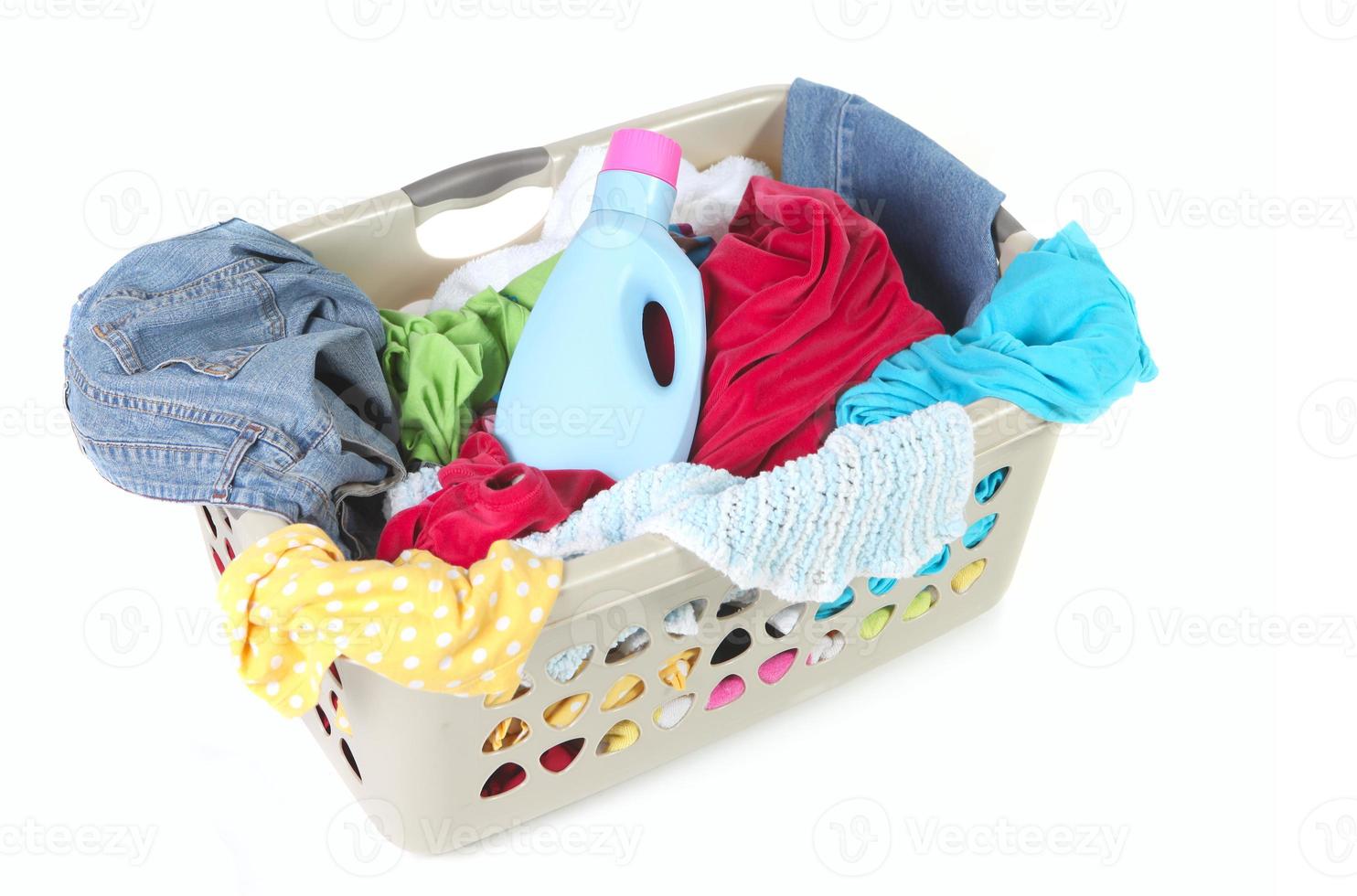 tvättkorg full av smutsiga kläder och mjukgörare foto