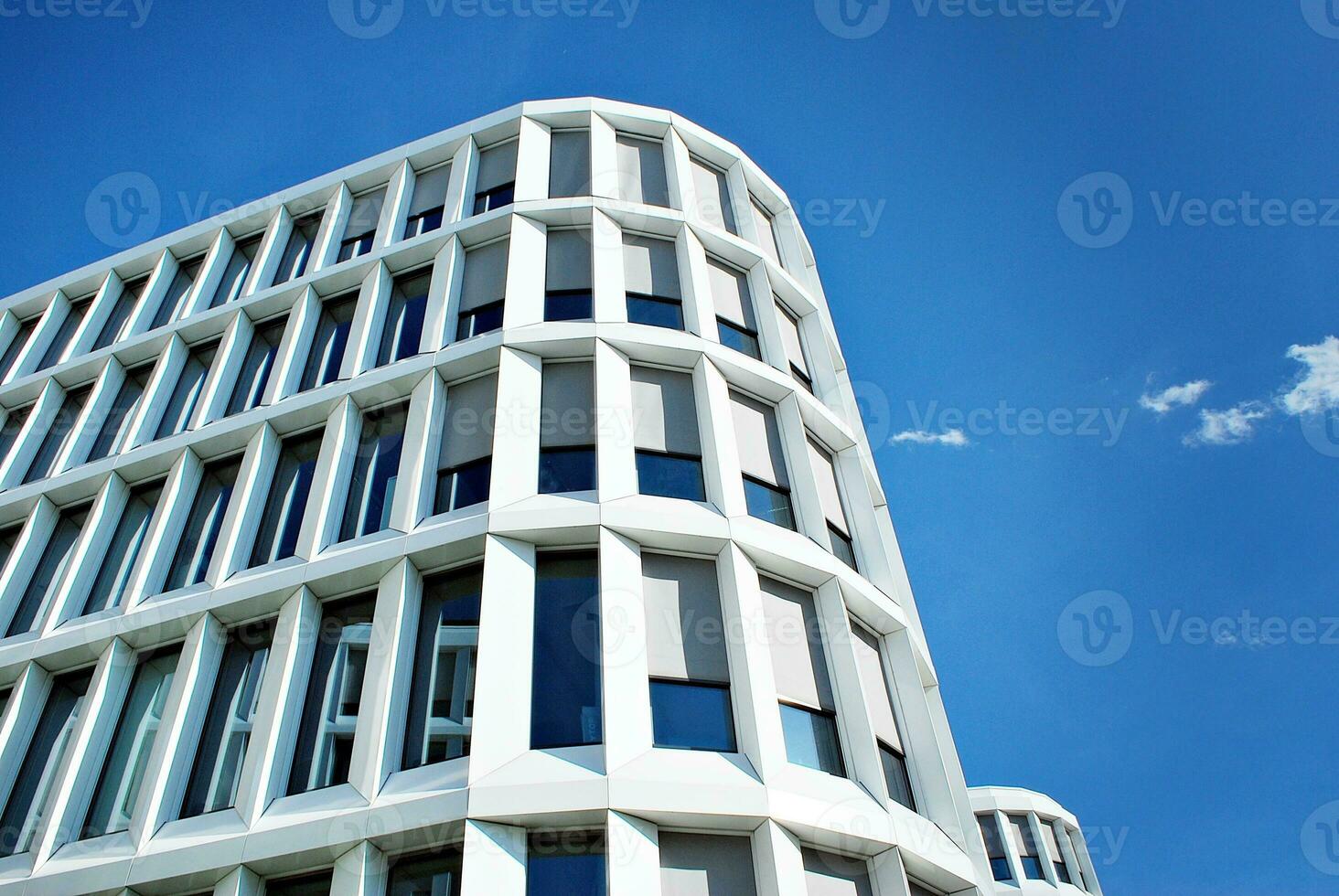 abstrakt närbild av de glasklädd Fasad av en modern byggnad täckt i reflekterande tallrik glas. arkitektur abstrakt bakgrund. glas vägg och Fasad detalj. foto