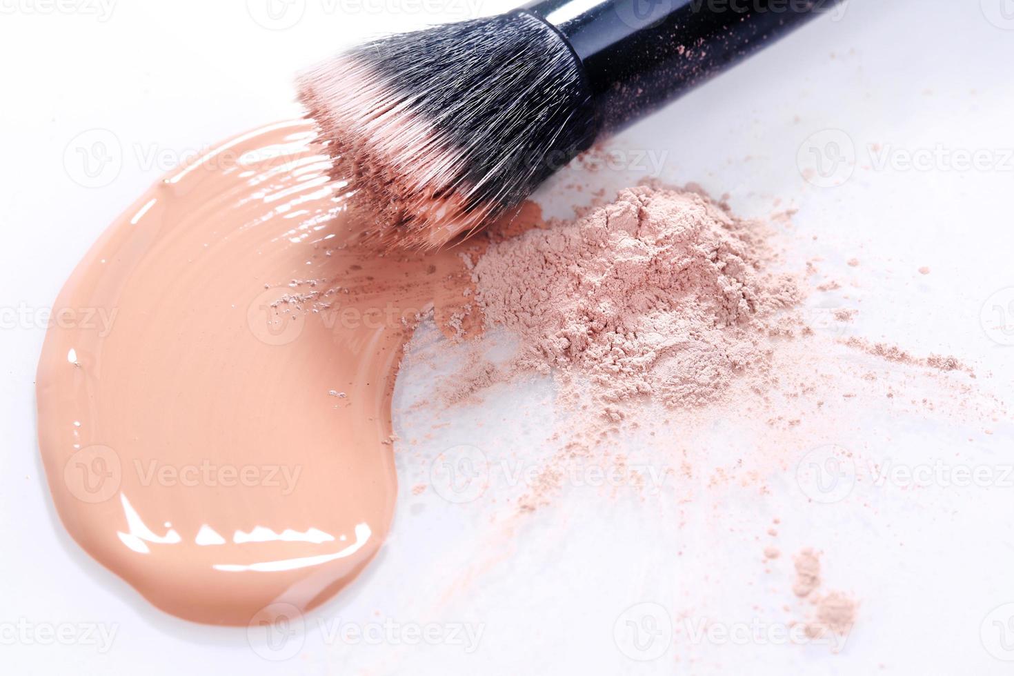 smetad flytande beige make -up foundation på vit bakgrund foto