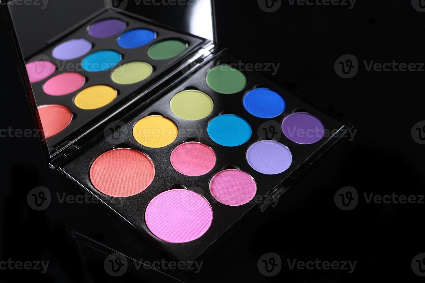 färgstark palett av olika ögonskuggor på svart bakgrund foto