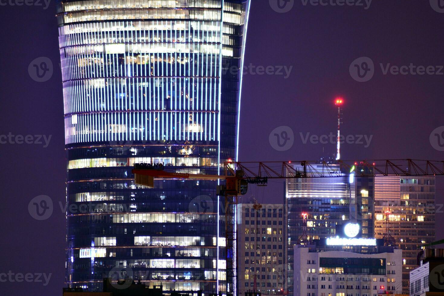 se av på natt glas byggnader och modern företag skyskrapor,. se av modern skyskrapor och företag byggnader i stadens centrum. stor stad på natt. foto