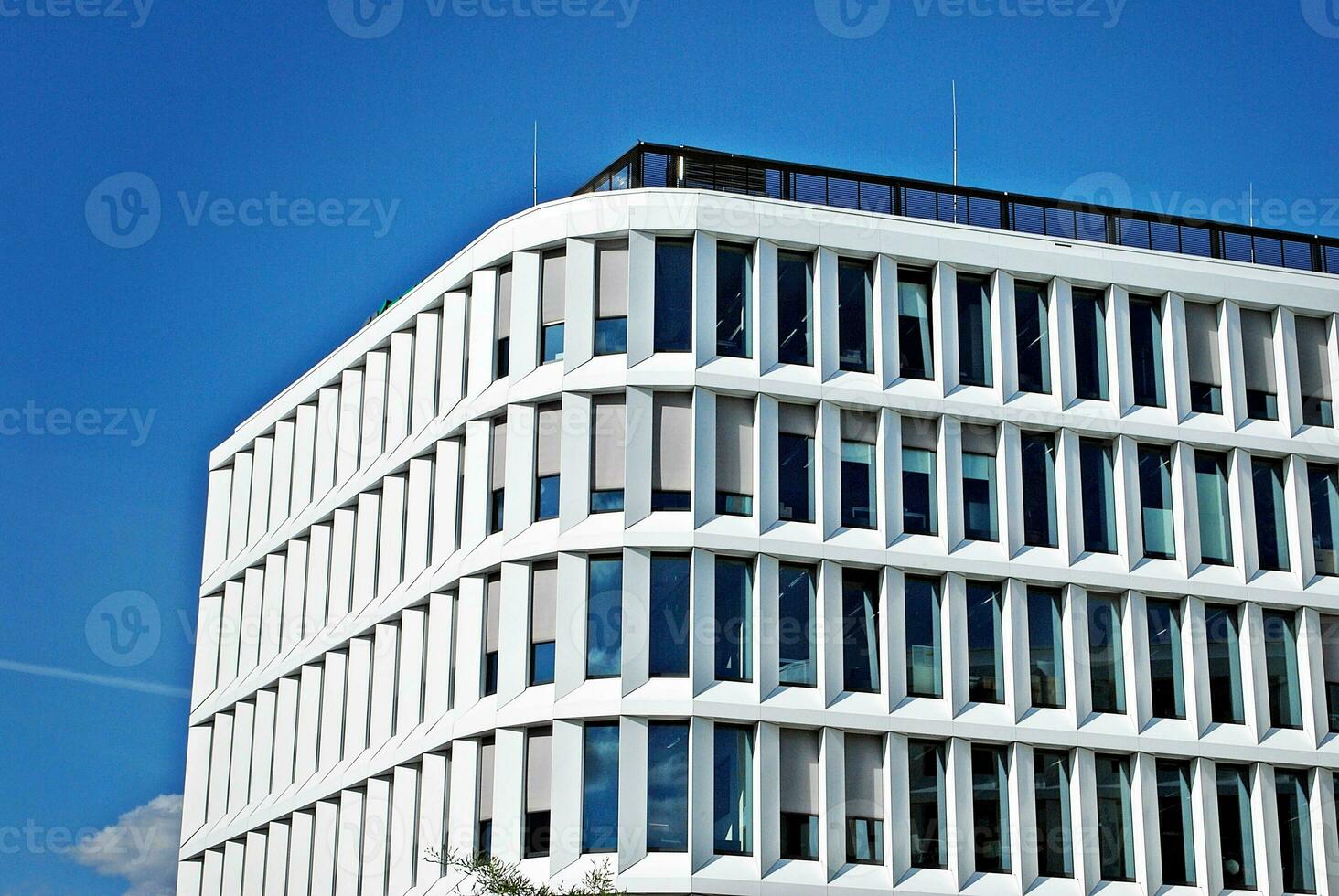 abstrakt närbild av de glasklädd Fasad av en modern byggnad täckt i reflekterande tallrik glas. arkitektur abstrakt bakgrund. glas vägg och Fasad detalj. foto