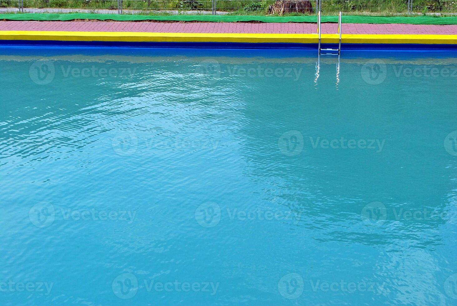 blått rippat vatten i poolen foto