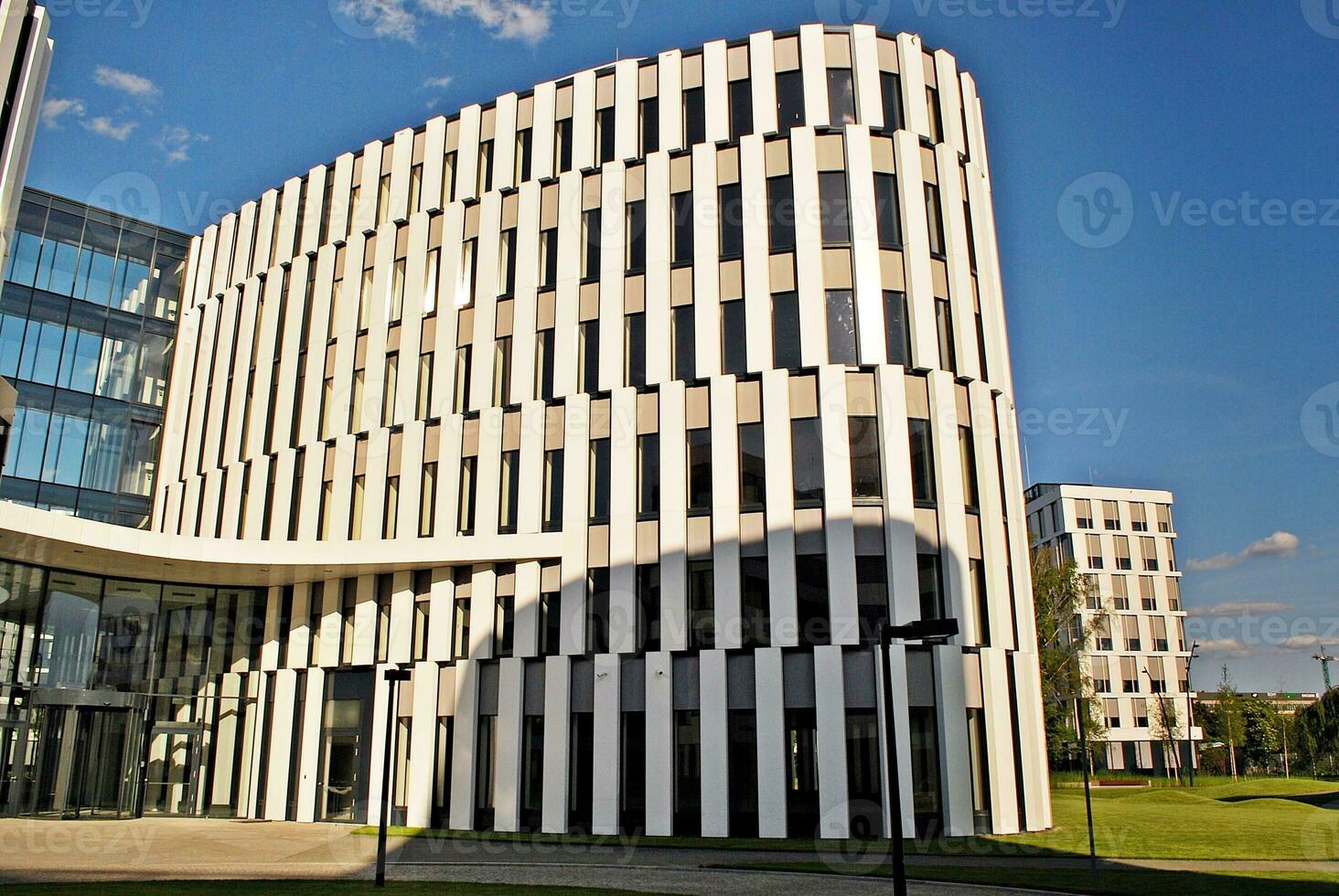 abstrakt närbild av de glasklädd Fasad av en modern byggnad täckt i reflekterande tallrik glas. arkitektur abstrakt bakgrund. glas vägg och Fasad detalj. foto