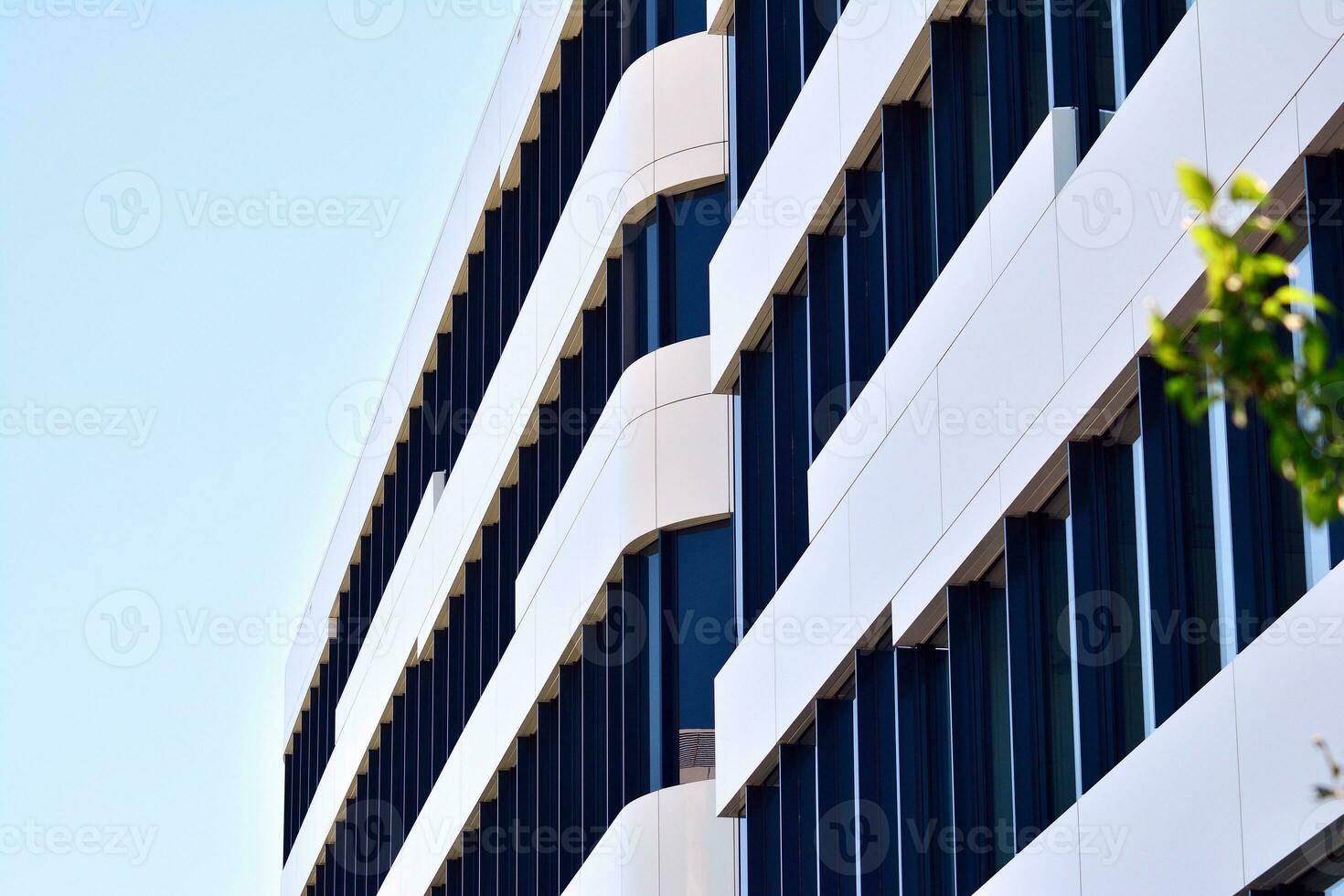 abstrakt närbild av de glasklädd Fasad av en modern byggnad täckt i reflekterande tallrik glas. arkitektur abstrakt bakgrund. glas vägg och Fasad detalj. foto