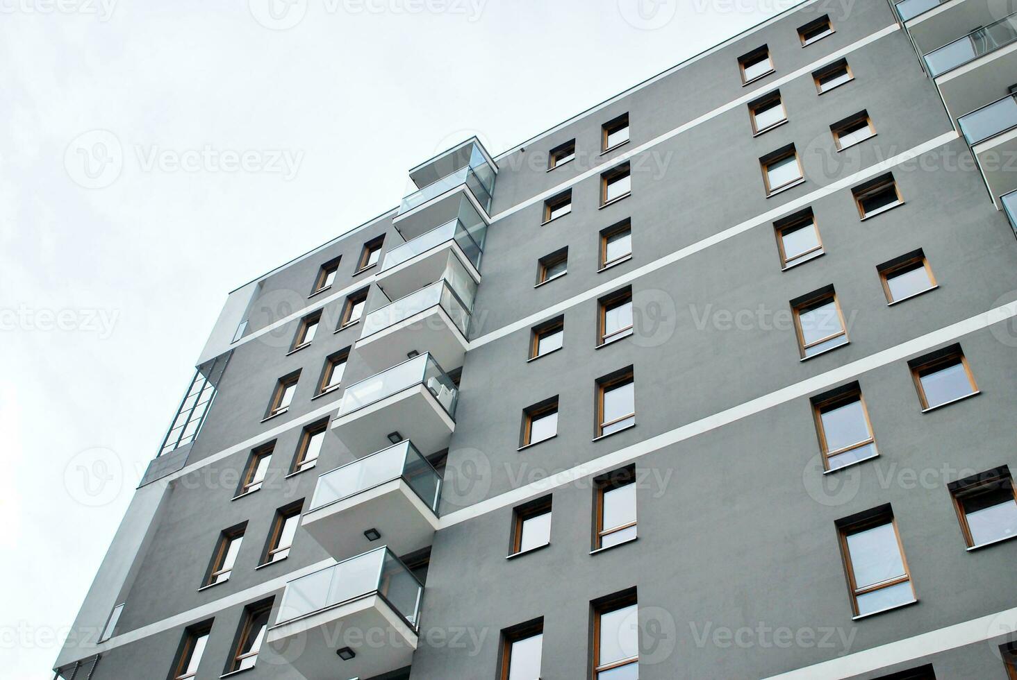 modern och ny lägenhet byggnad. flera våningar, modern, ny och eleganta levande blockera av lägenheter. foto