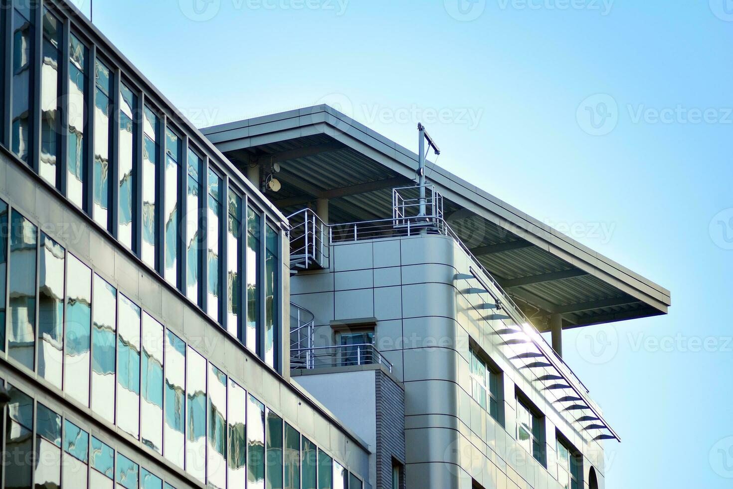 abstrakt närbild av de glasklädd Fasad av en modern byggnad täckt i reflekterande tallrik glas. arkitektur abstrakt bakgrund. glas vägg och Fasad detalj. foto