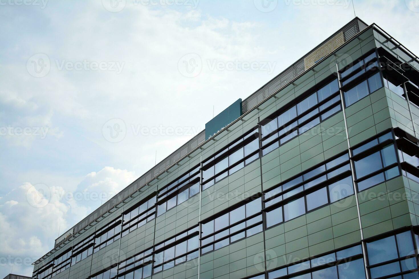 abstrakt närbild av de glasklädd Fasad av en modern byggnad täckt i reflekterande tallrik glas. arkitektur abstrakt bakgrund. glas vägg och Fasad detalj. foto