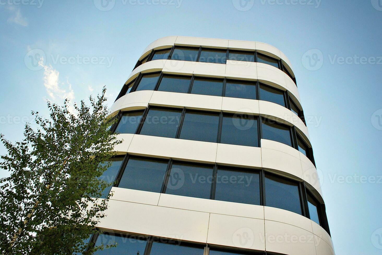 abstrakt närbild av de glasklädd Fasad av en modern byggnad täckt i reflekterande tallrik glas. arkitektur abstrakt bakgrund. glas vägg och Fasad detalj. foto