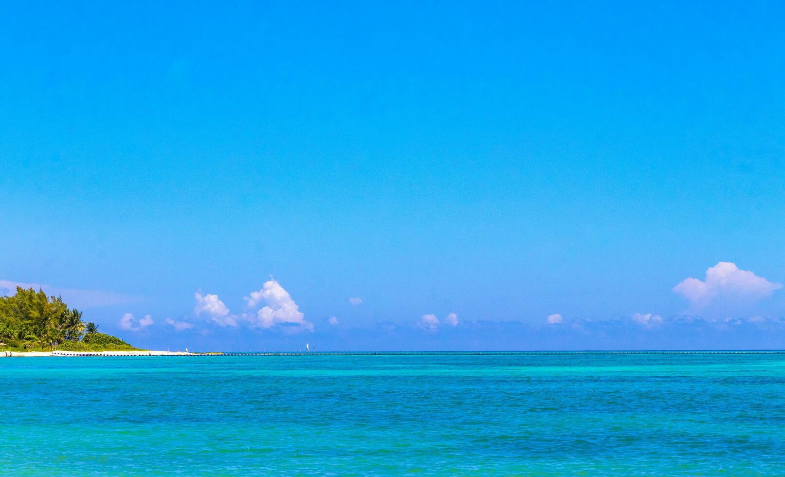 tropisk karibiska strand klar turkos vatten playa del carmen Mexiko. foto