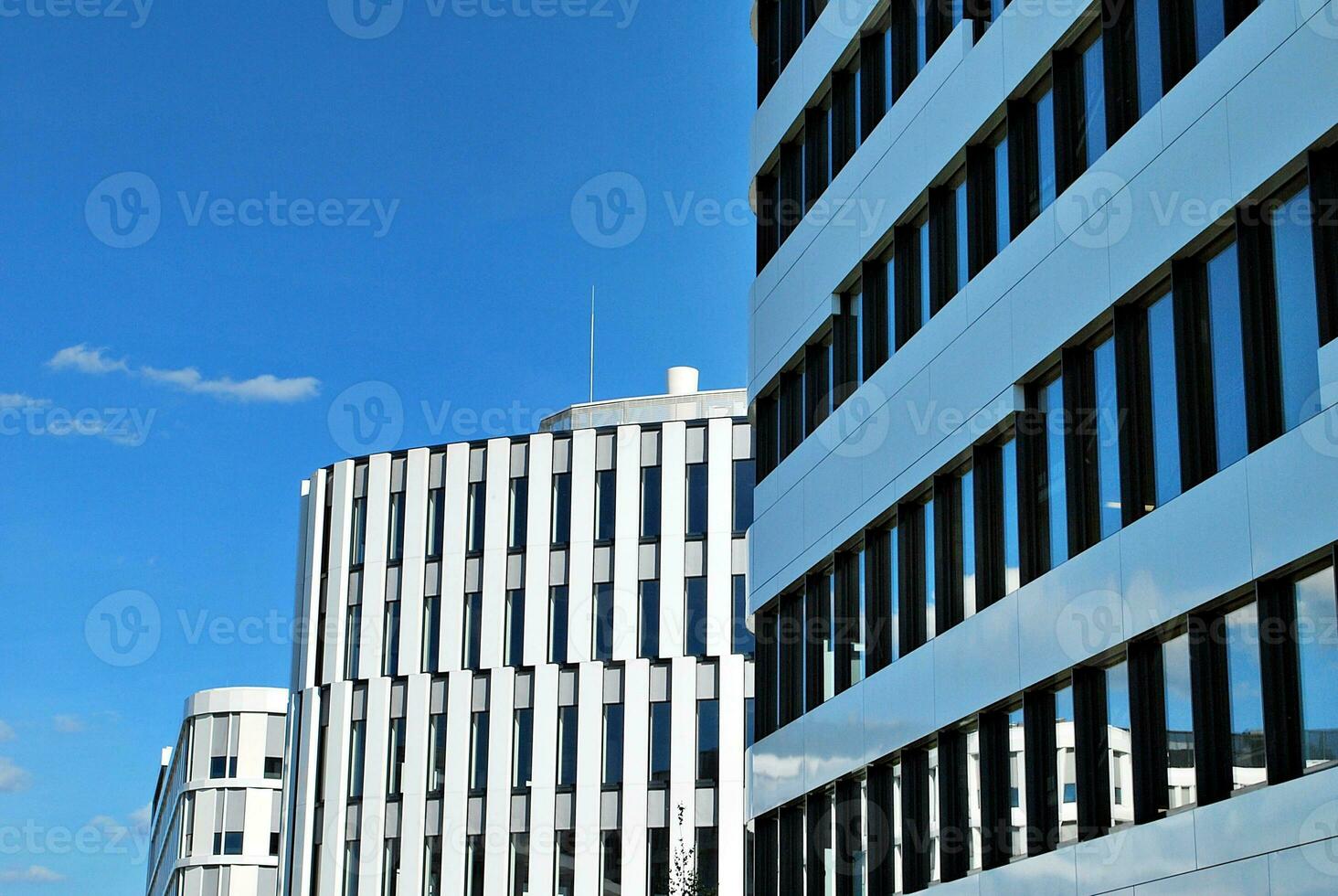 abstrakt närbild av de glasklädd Fasad av en modern byggnad täckt i reflekterande tallrik glas. arkitektur abstrakt bakgrund. glas vägg och Fasad detalj. foto