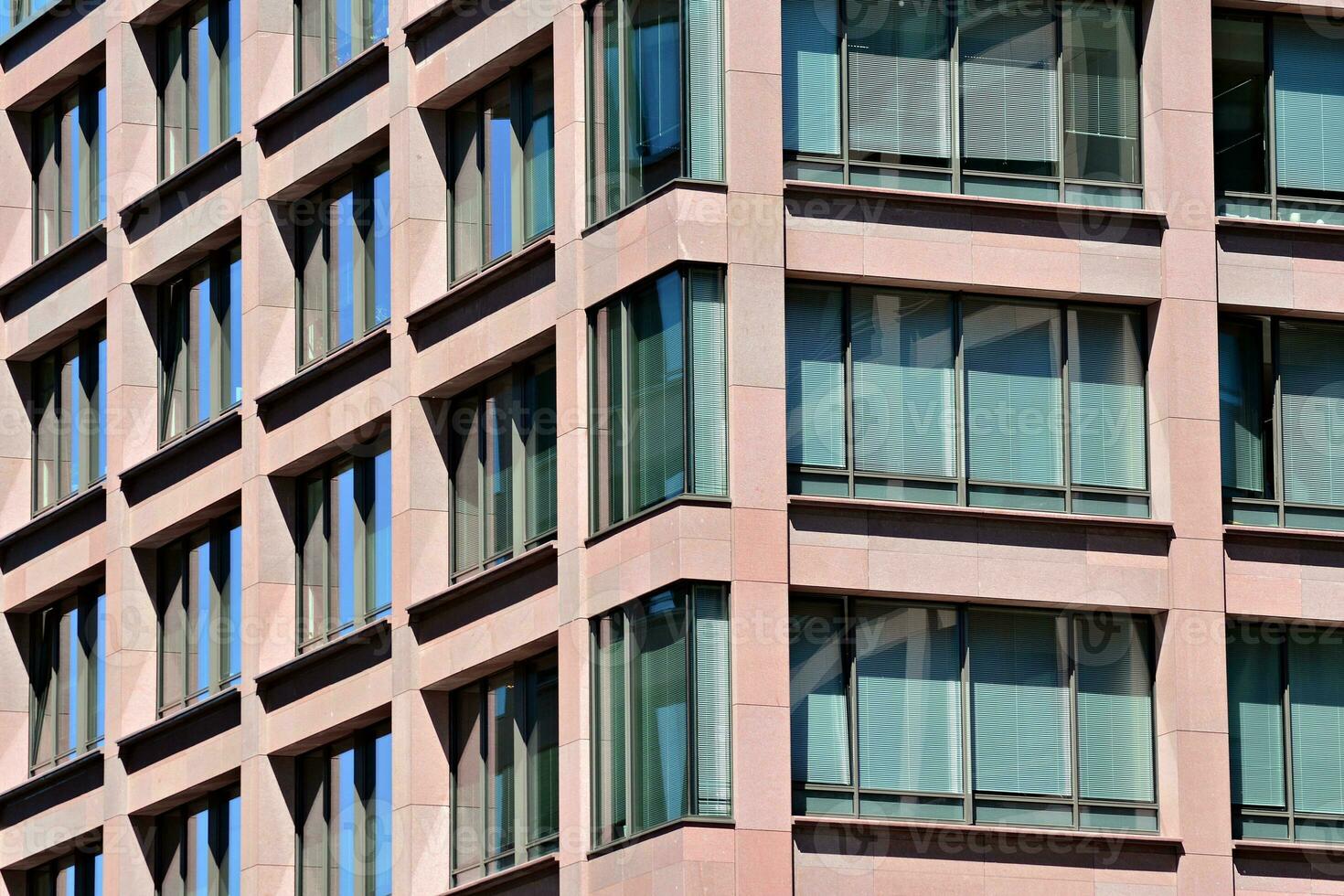 abstrakt närbild av de glasklädd Fasad av en modern byggnad täckt i reflekterande tallrik glas. arkitektur abstrakt bakgrund. glas vägg och Fasad detalj. foto