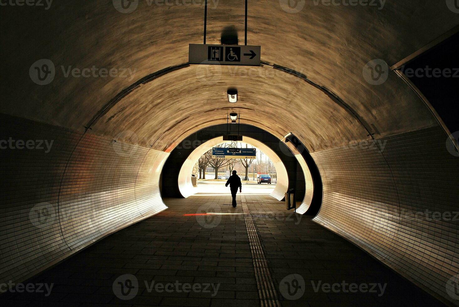 tunnel ledande från de tåg station. foto