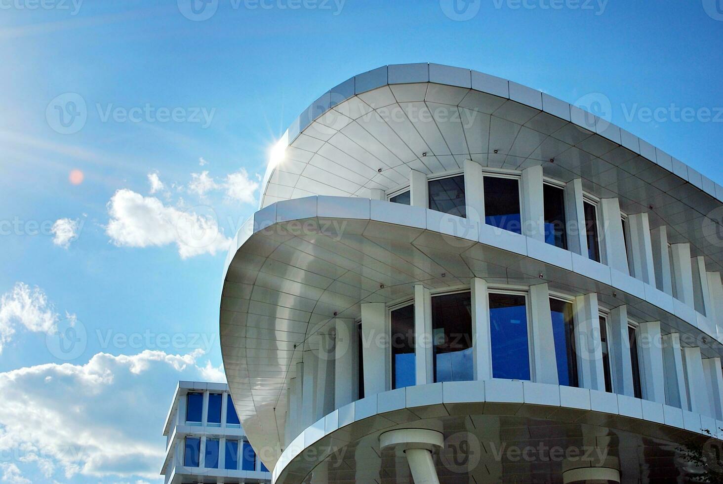 abstrakt närbild av de glasklädd Fasad av en modern byggnad täckt i reflekterande tallrik glas. arkitektur abstrakt bakgrund. glas vägg och Fasad detalj. foto