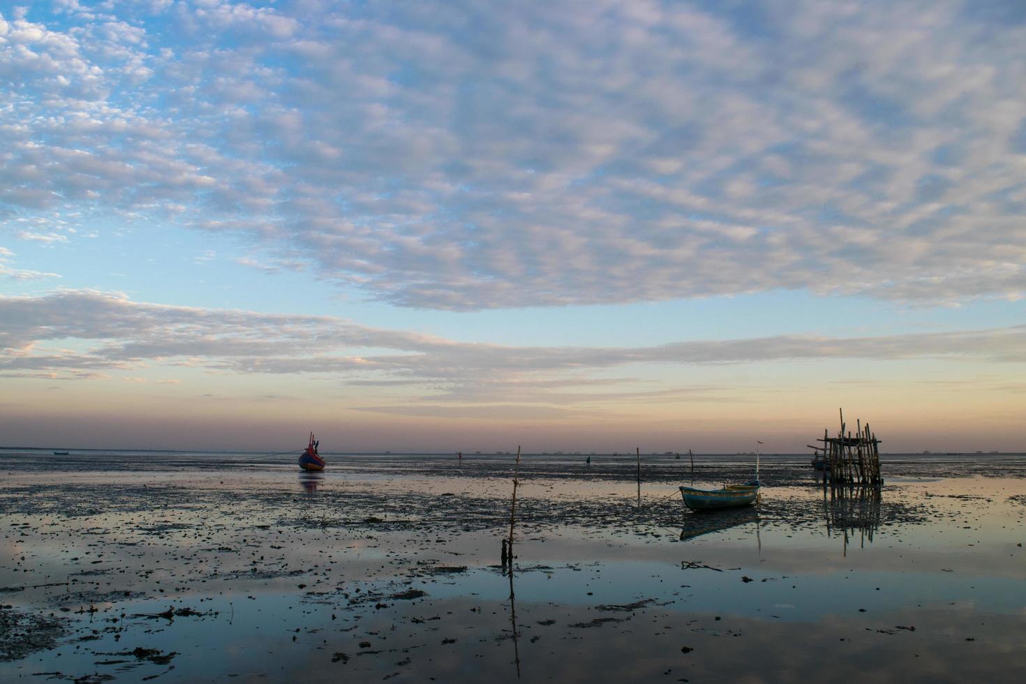 sommar, morgonvy på en vacker strand foto