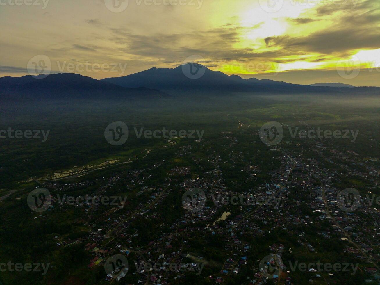 de skönhet av de morgon- panorama med soluppgång i indonesien by foto