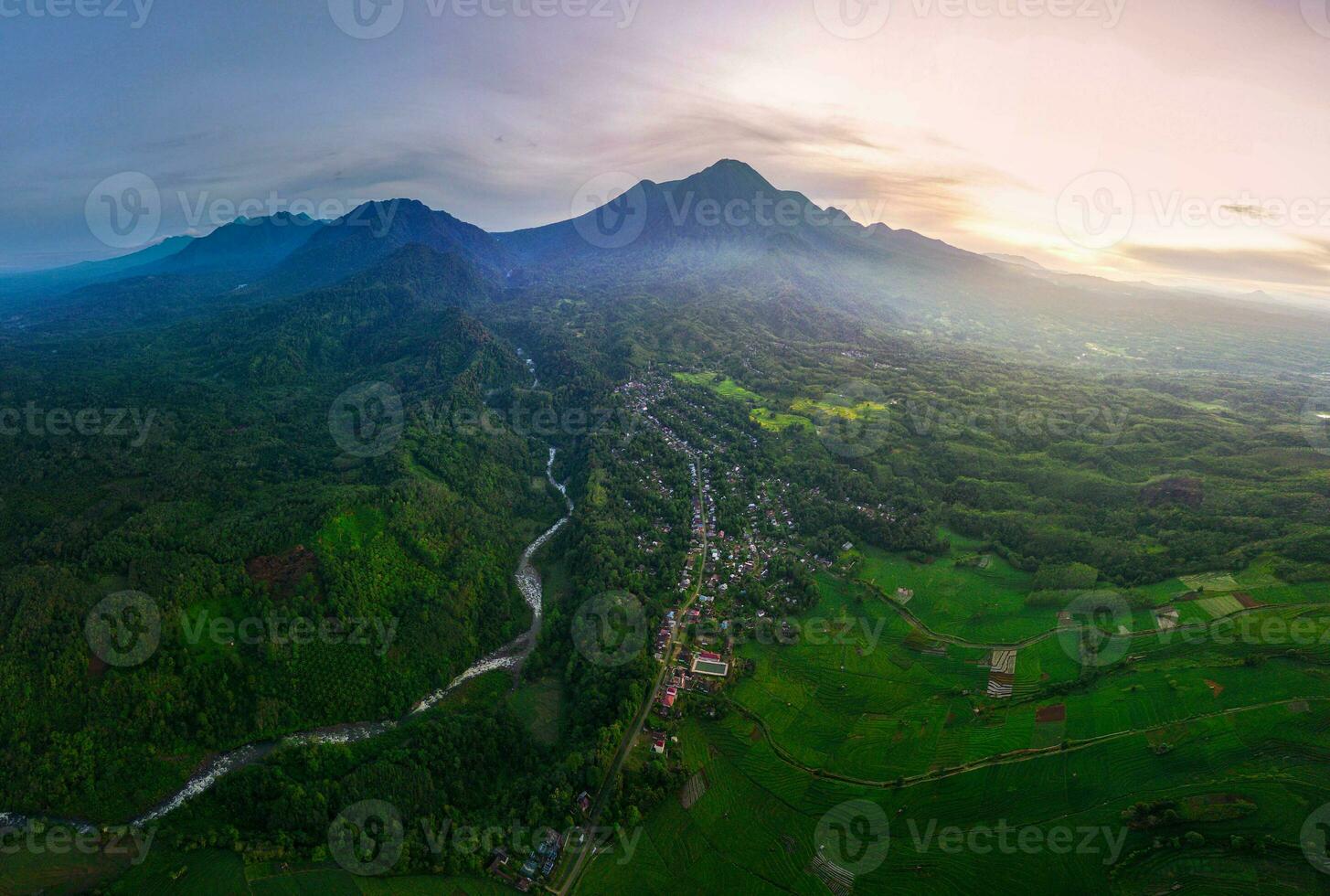 de skönhet av de morgon- panorama med soluppgång i indonesien by foto